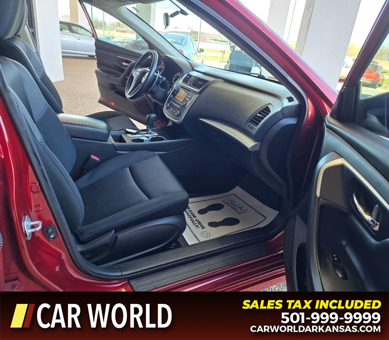 Nissan Altima Vehicle Full-screen Gallery Image 10