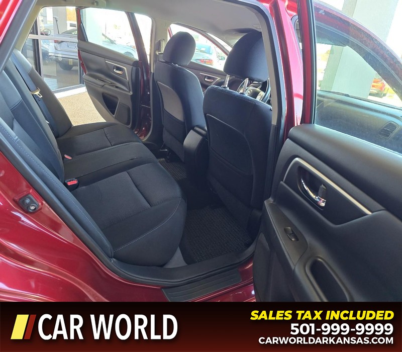 Nissan Altima Vehicle Full-screen Gallery Image 11