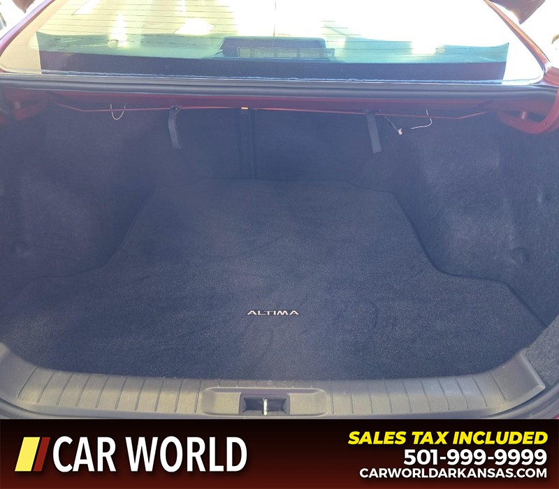 Nissan Altima Vehicle Full-screen Gallery Image 12