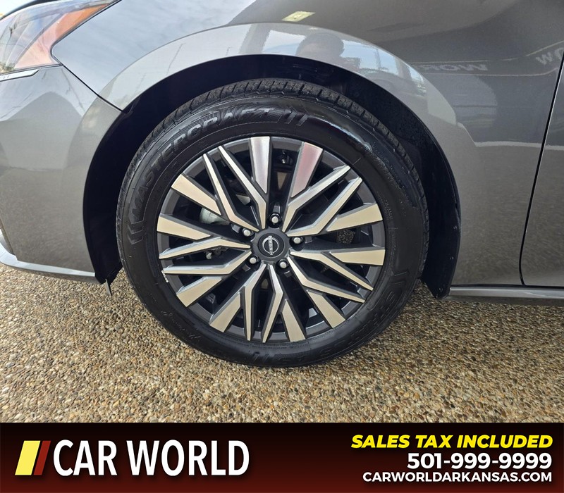 Nissan Altima Vehicle Full-screen Gallery Image 6