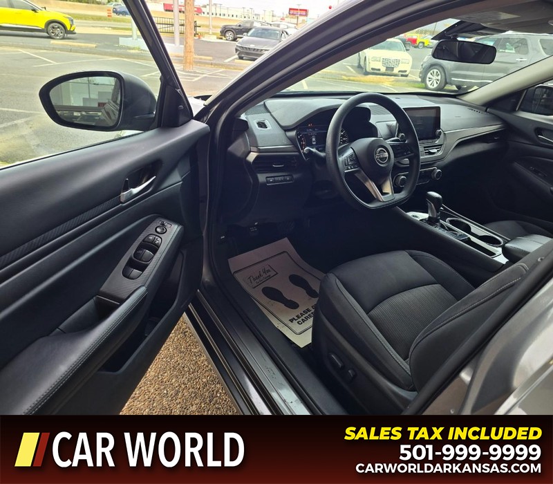 Nissan Altima Vehicle Full-screen Gallery Image 7