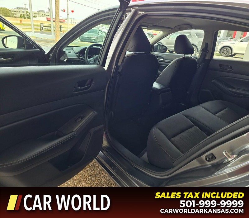 Nissan Altima Vehicle Full-screen Gallery Image 9