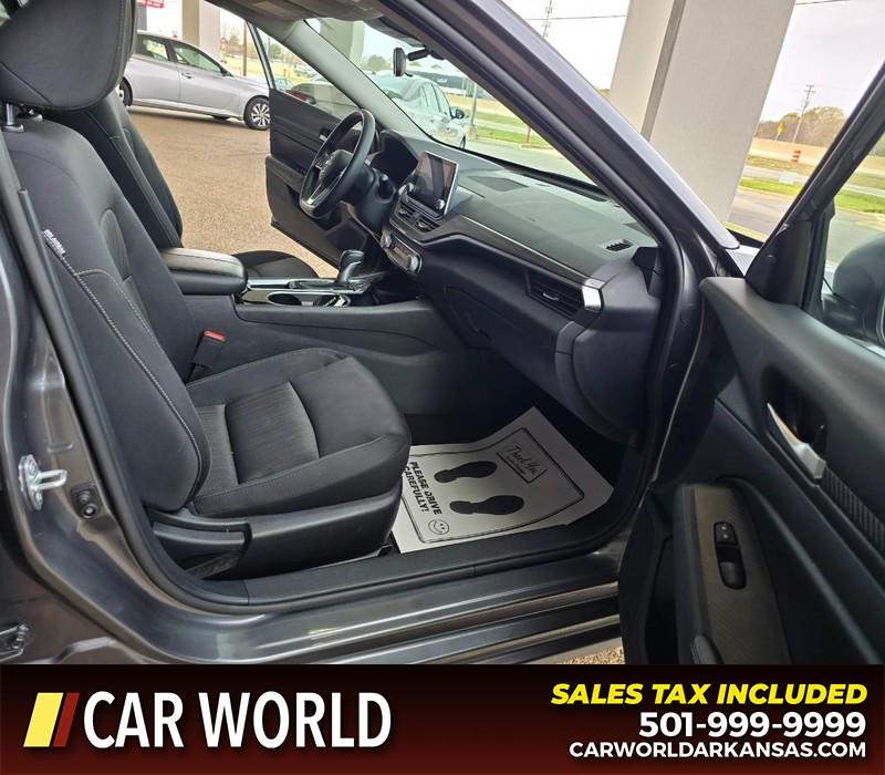 Nissan Altima Vehicle Full-screen Gallery Image 11