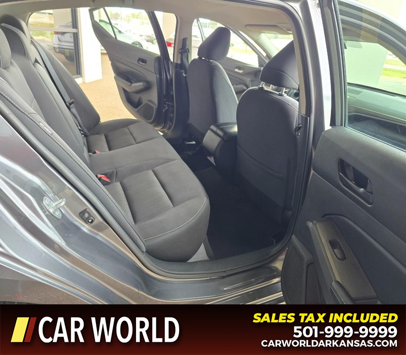 Nissan Altima Vehicle Full-screen Gallery Image 12