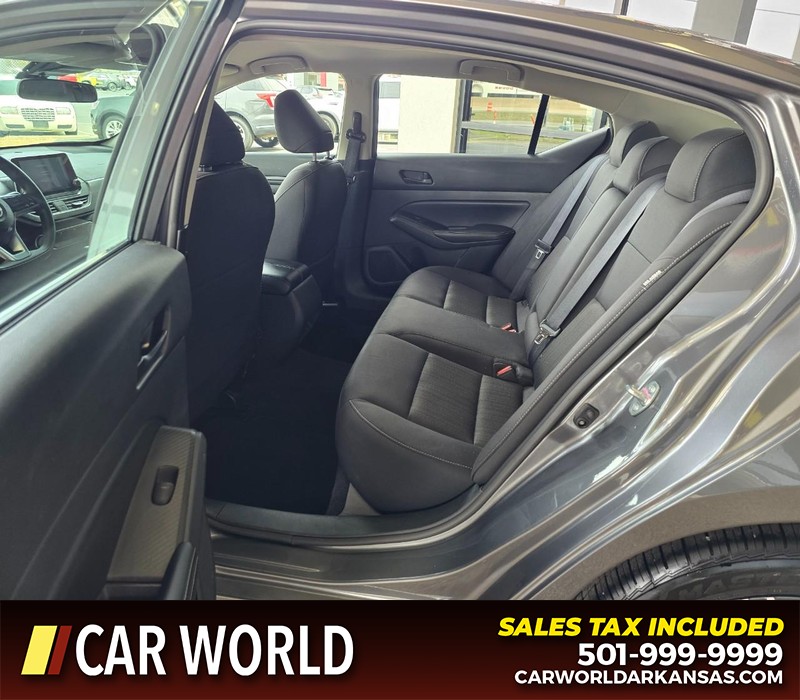 Nissan Altima Vehicle Full-screen Gallery Image 29