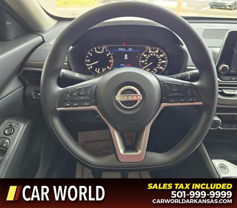 Nissan Altima Vehicle Full-screen Gallery Image 34