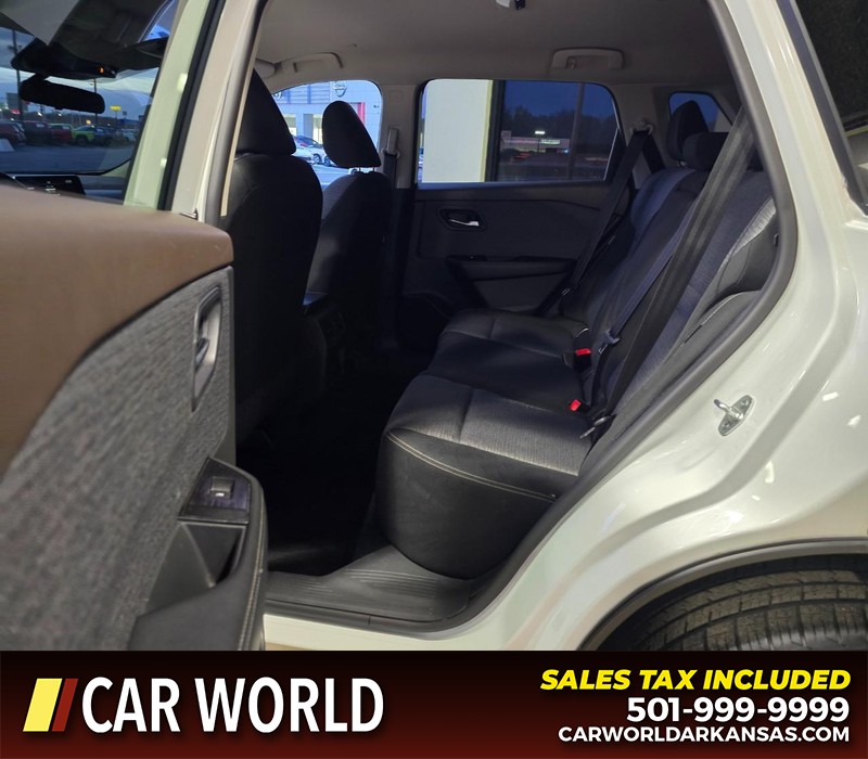 Nissan Rogue Vehicle Full-screen Gallery Image 10