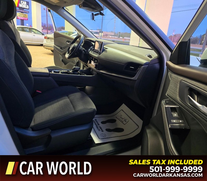 Nissan Rogue Vehicle Full-screen Gallery Image 11