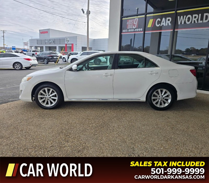 Toyota Camry Vehicle Full-screen Gallery Image 4