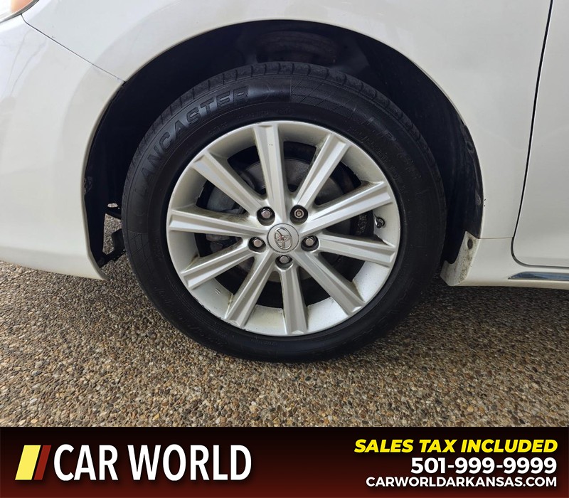 Toyota Camry Vehicle Full-screen Gallery Image 6