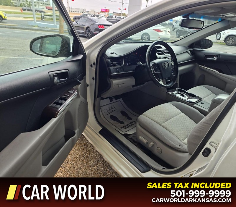 Toyota Camry Vehicle Full-screen Gallery Image 7