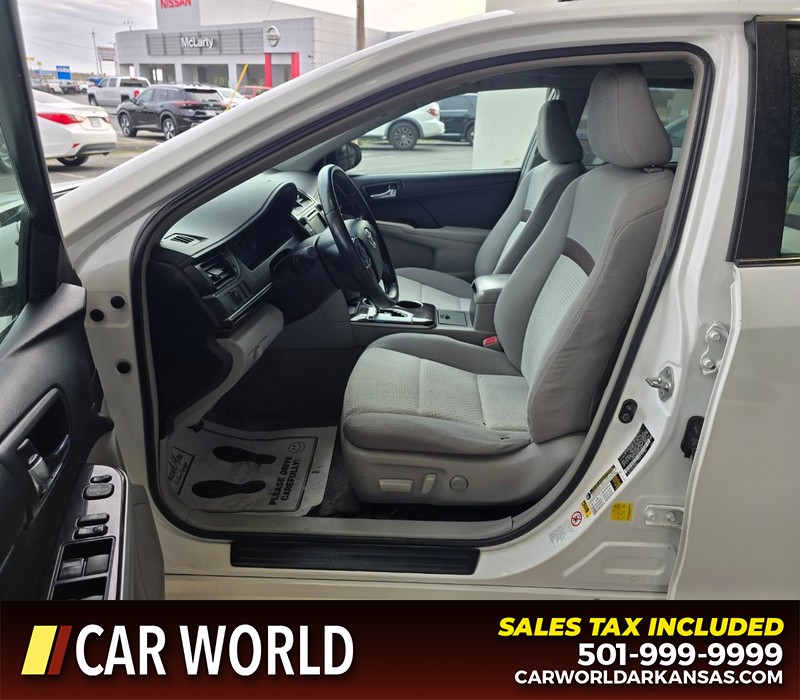 Toyota Camry Vehicle Full-screen Gallery Image 8