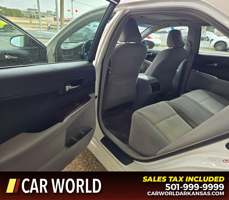 Toyota Camry Vehicle Full-screen Gallery Image 9