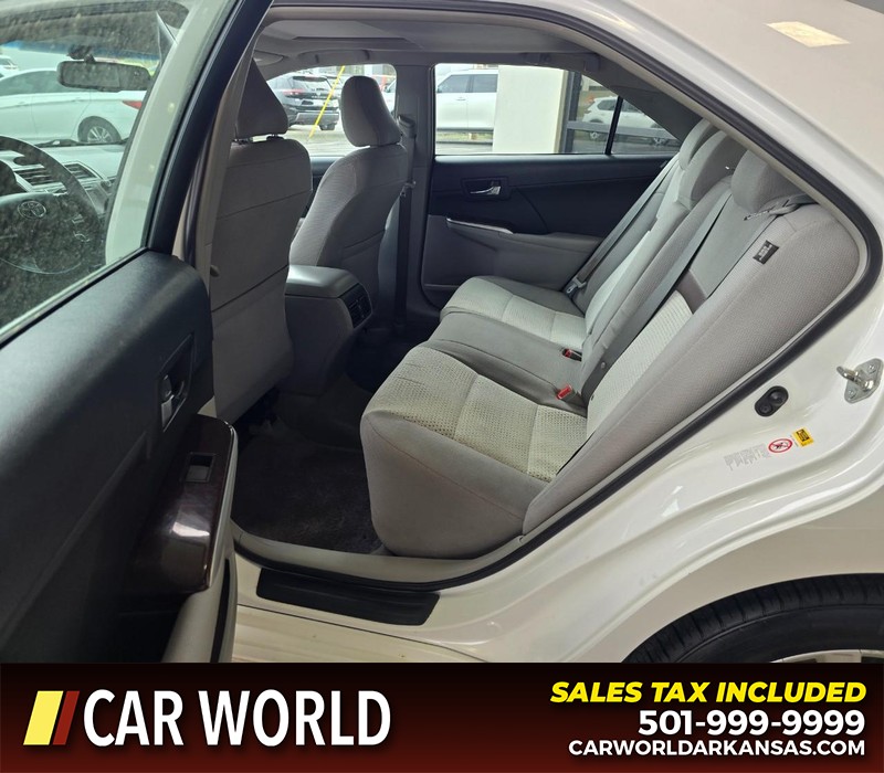 Toyota Camry Vehicle Full-screen Gallery Image 10