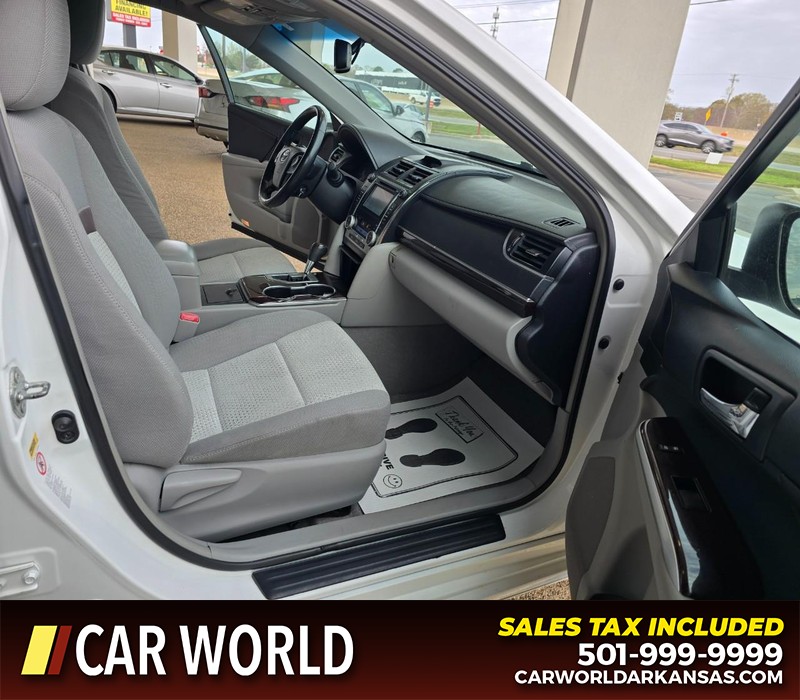 Toyota Camry Vehicle Full-screen Gallery Image 11