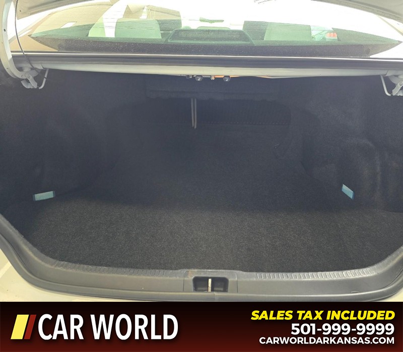 Toyota Camry Vehicle Full-screen Gallery Image 13