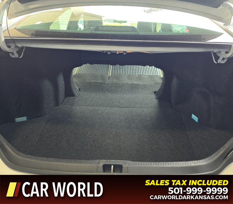 Toyota Camry Vehicle Full-screen Gallery Image 14