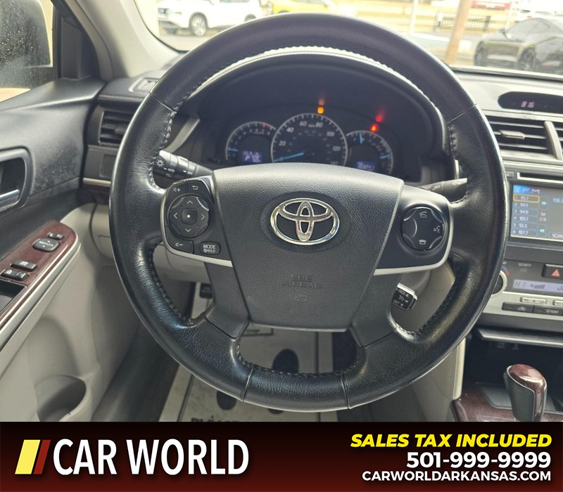 Toyota Camry Vehicle Full-screen Gallery Image 15