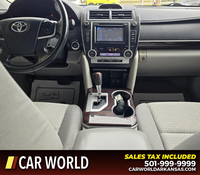 Toyota Camry Vehicle Full-screen Gallery Image 18