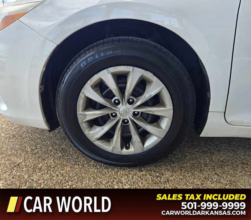 Toyota Camry Vehicle Full-screen Gallery Image 6