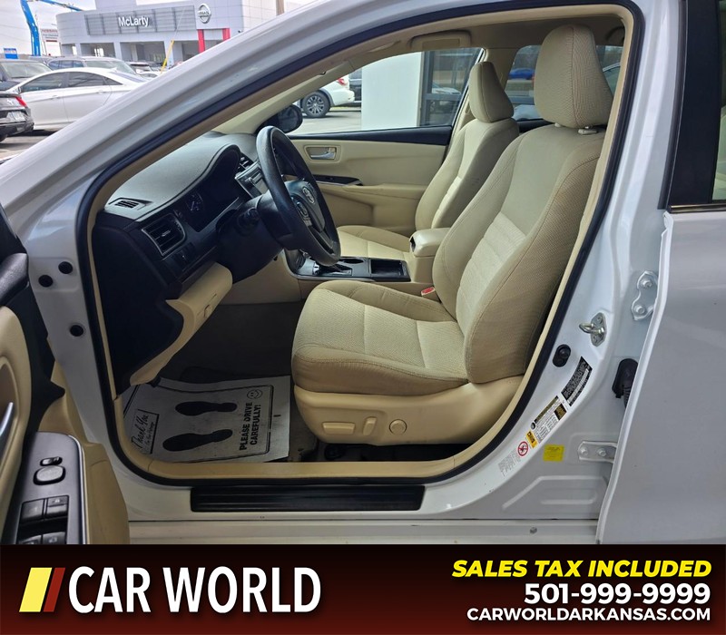 Toyota Camry Vehicle Full-screen Gallery Image 8