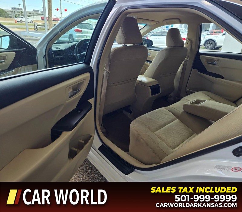 Toyota Camry Vehicle Full-screen Gallery Image 9