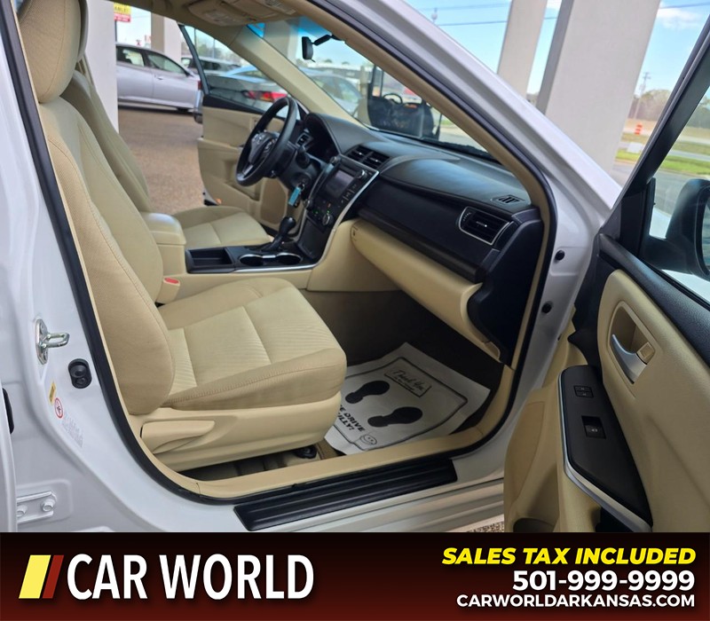 Toyota Camry Vehicle Full-screen Gallery Image 11