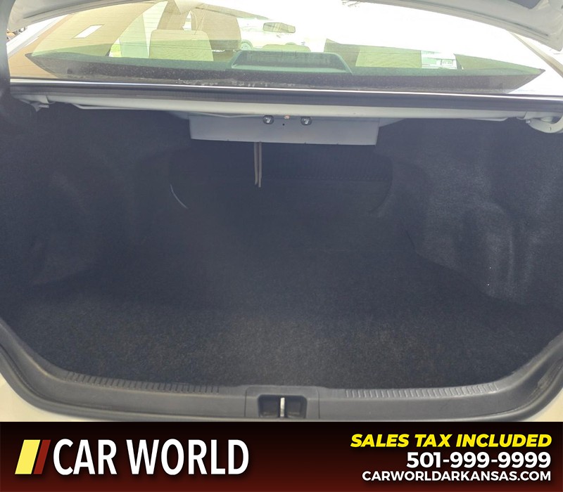 Toyota Camry Vehicle Full-screen Gallery Image 13