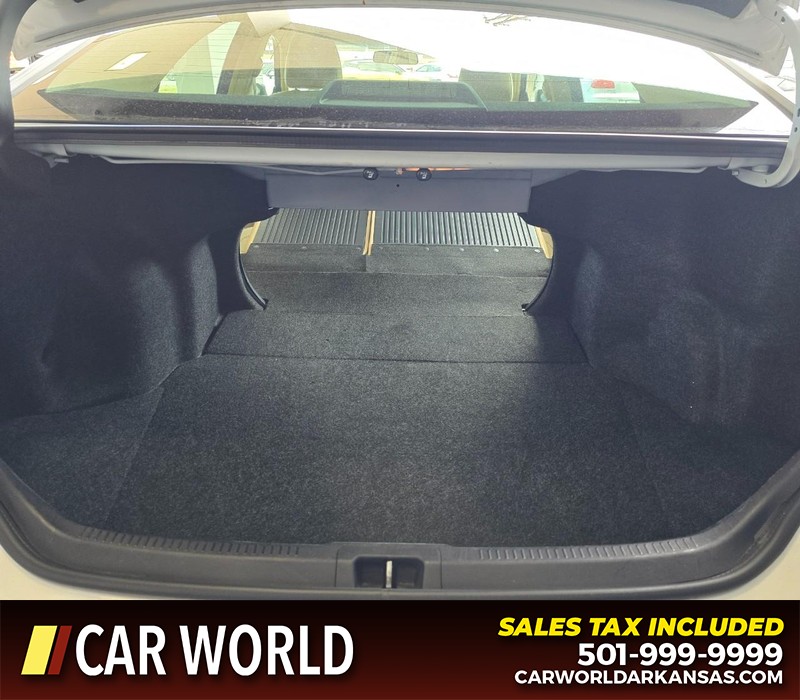 Toyota Camry Vehicle Full-screen Gallery Image 14