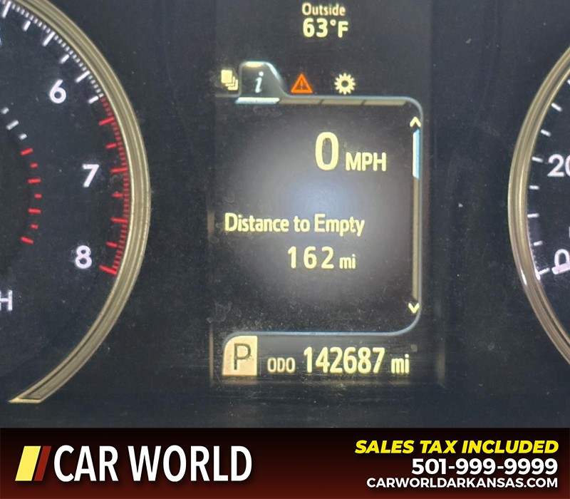 Toyota Camry Vehicle Full-screen Gallery Image 16