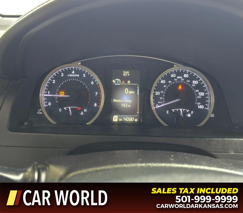 Toyota Camry Vehicle Full-screen Gallery Image 17