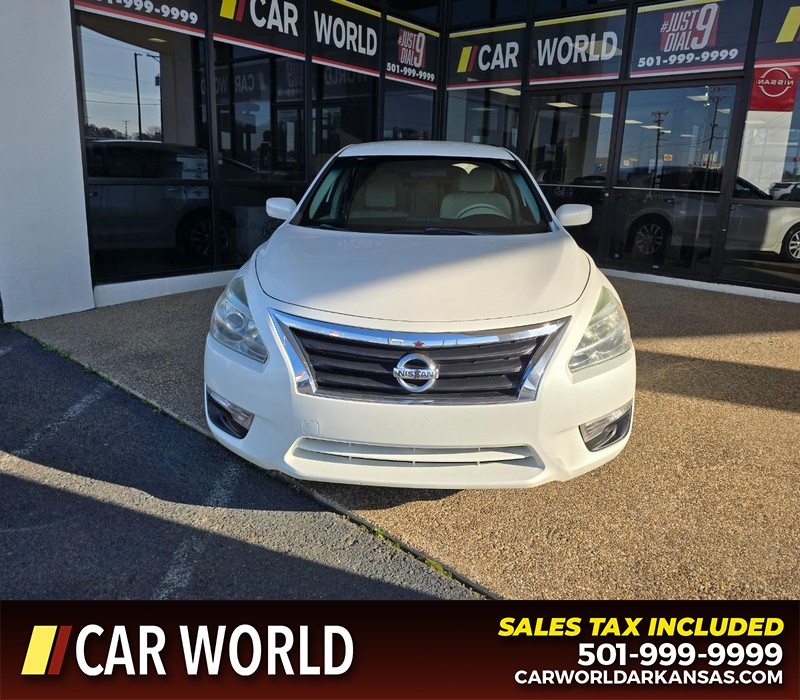 Nissan Altima Vehicle Full-screen Gallery Image 2