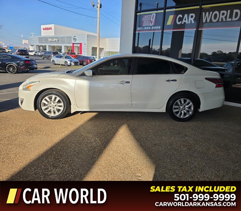 Nissan Altima Vehicle Full-screen Gallery Image 4