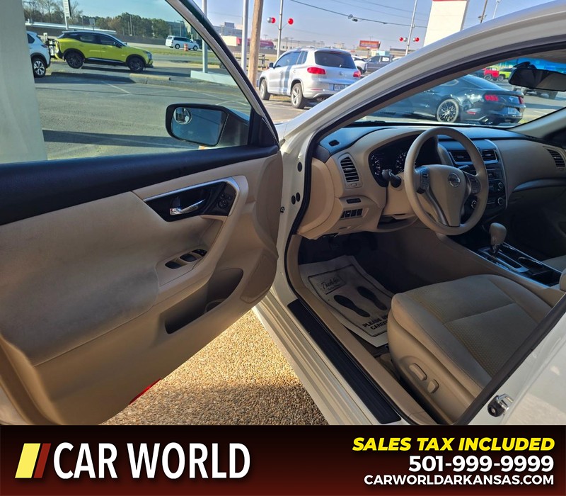 Nissan Altima Vehicle Full-screen Gallery Image 7