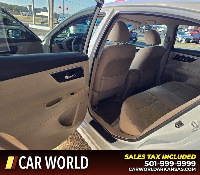 Nissan Altima Vehicle Full-screen Gallery Image 9