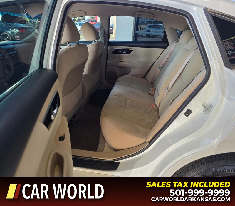 Nissan Altima Vehicle Full-screen Gallery Image 10