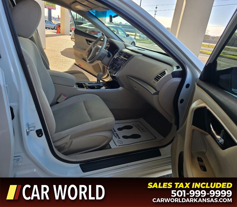 Nissan Altima Vehicle Full-screen Gallery Image 11