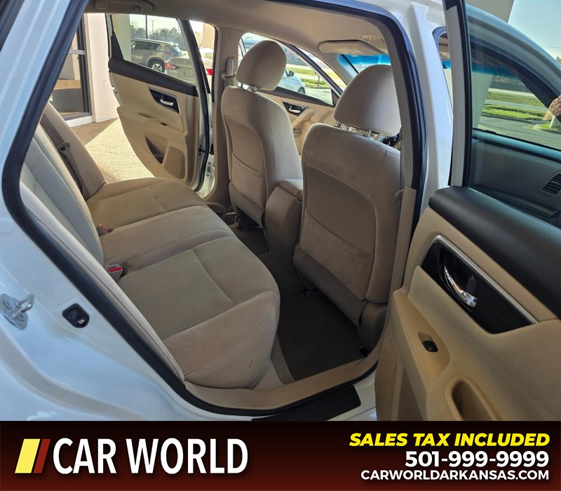 Nissan Altima Vehicle Full-screen Gallery Image 12