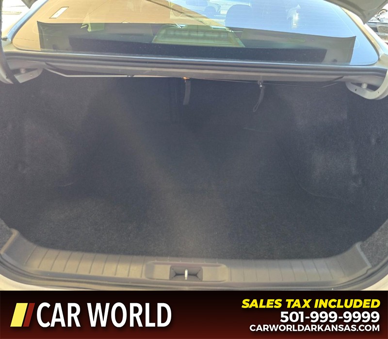 Nissan Altima Vehicle Full-screen Gallery Image 13