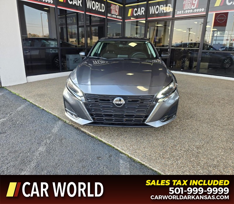 Nissan Altima Vehicle Full-screen Gallery Image 2