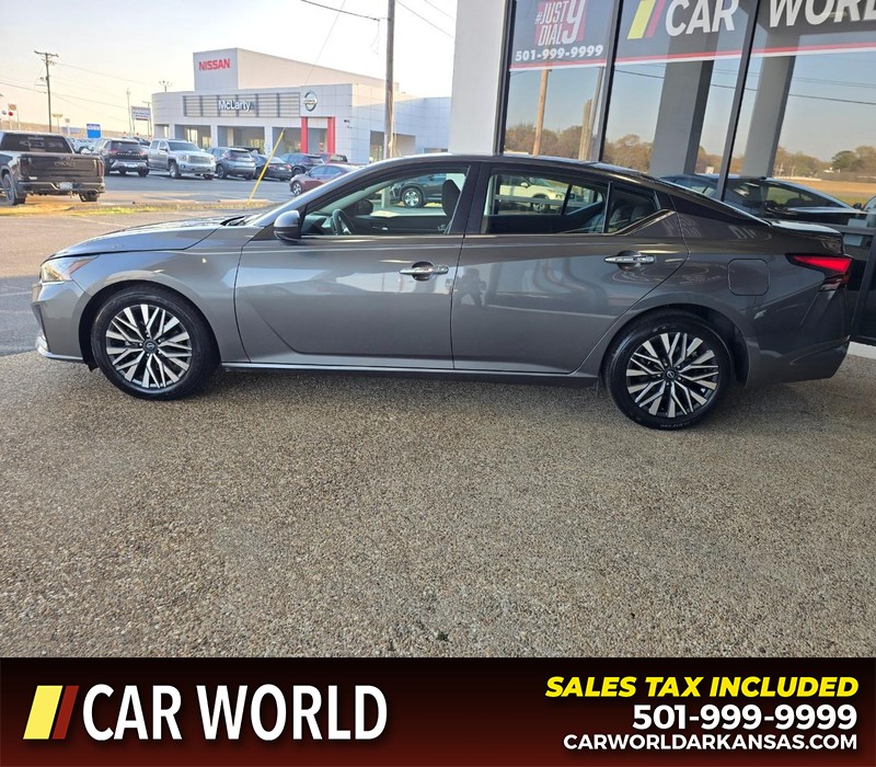 Nissan Altima Vehicle Full-screen Gallery Image 4