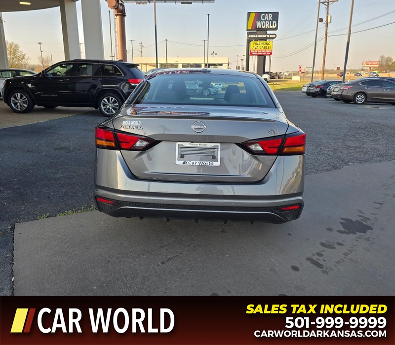 Nissan Altima Vehicle Full-screen Gallery Image 5