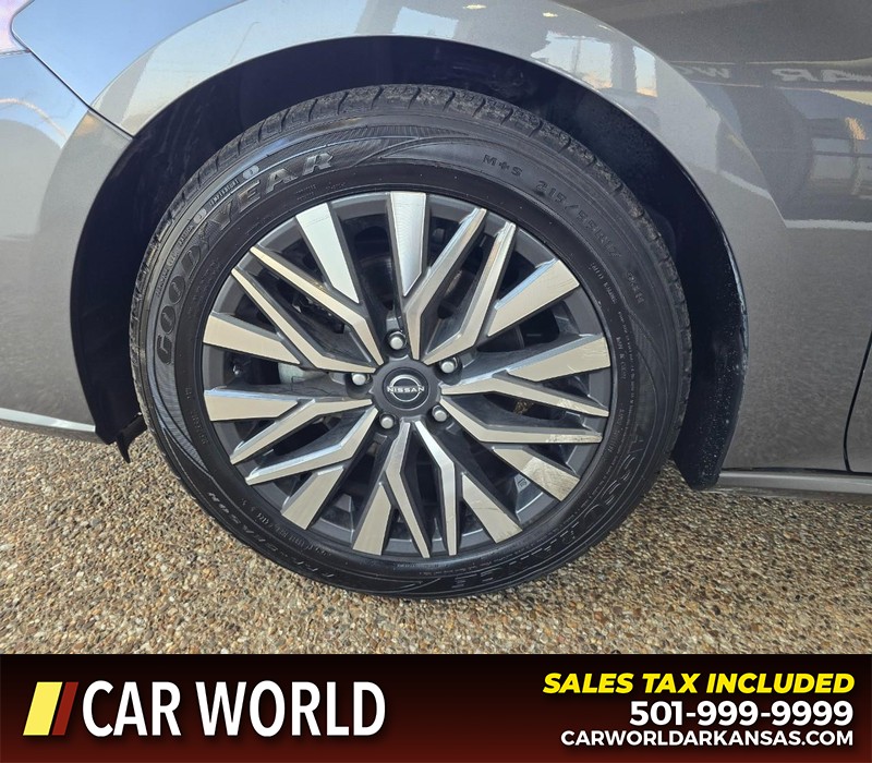 Nissan Altima Vehicle Full-screen Gallery Image 6