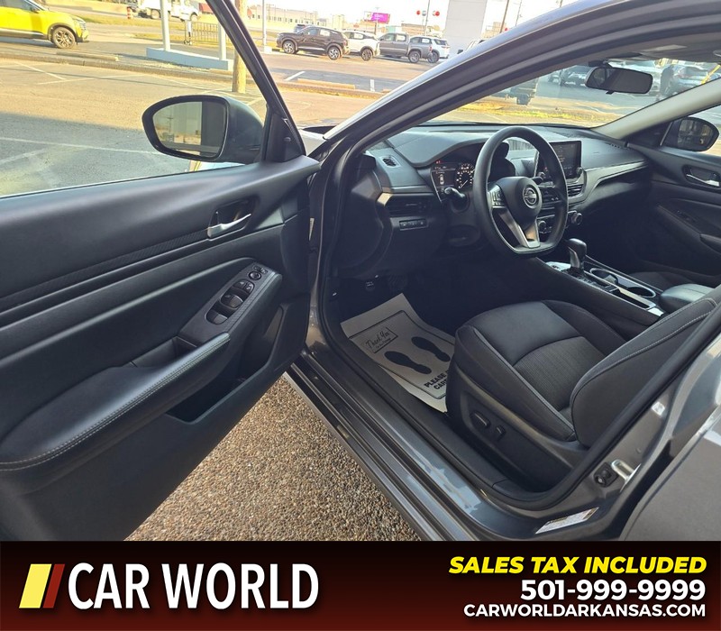 Nissan Altima Vehicle Full-screen Gallery Image 7