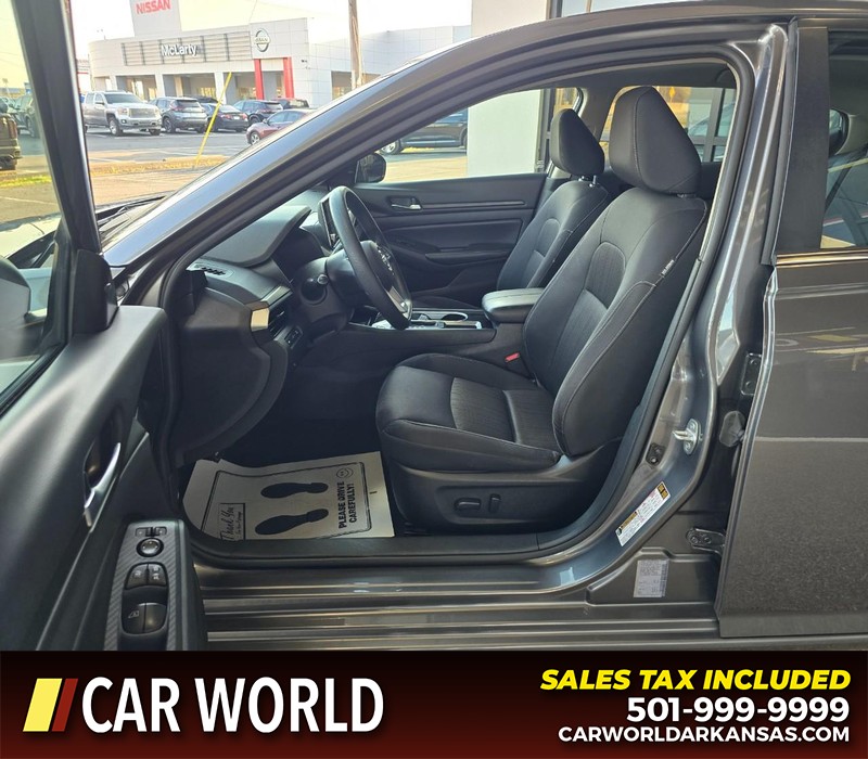 Nissan Altima Vehicle Full-screen Gallery Image 8