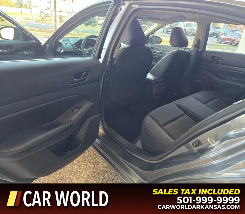 Nissan Altima Vehicle Full-screen Gallery Image 9