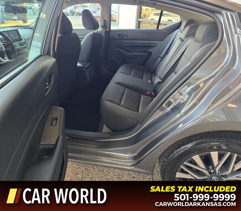 Nissan Altima Vehicle Full-screen Gallery Image 10