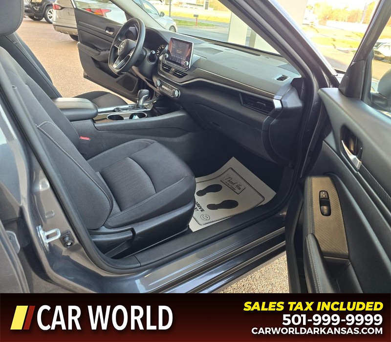 Nissan Altima Vehicle Full-screen Gallery Image 11