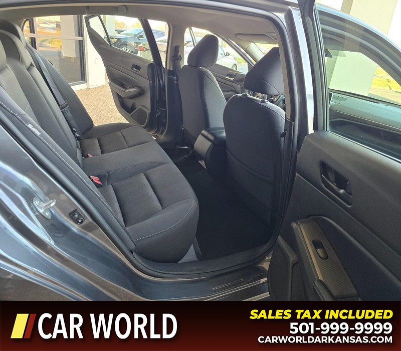 Nissan Altima Vehicle Full-screen Gallery Image 12