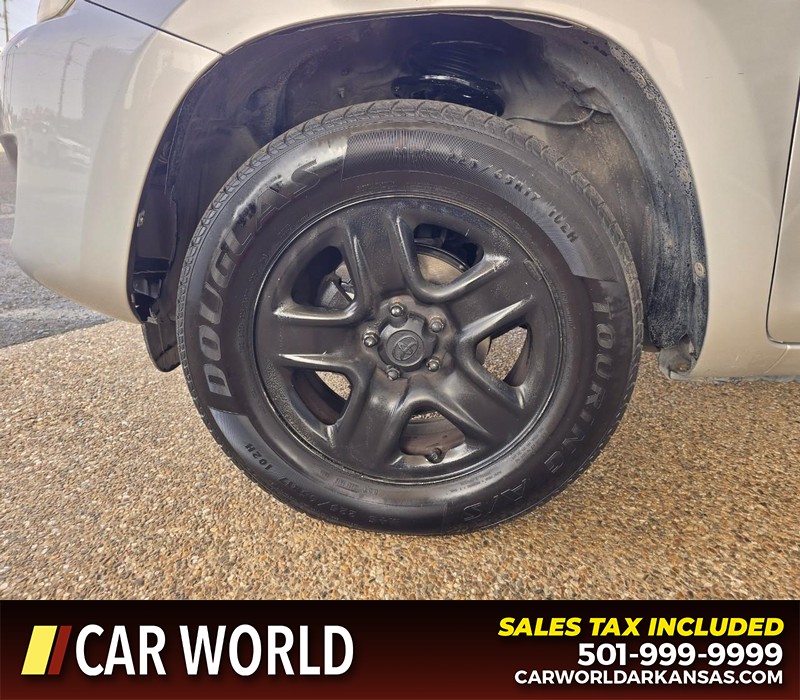 Toyota RAV4 Vehicle Full-screen Gallery Image 6